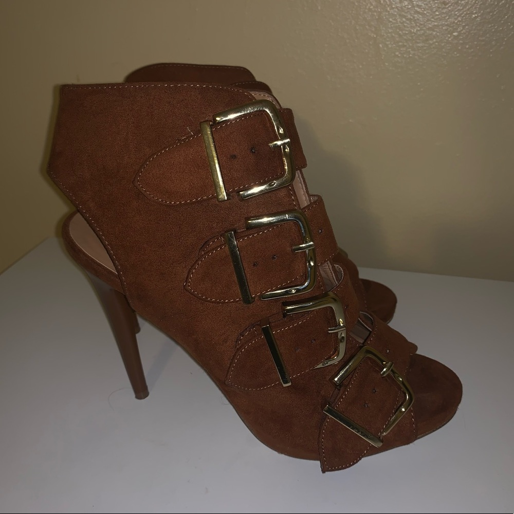 BROWN SUEDE STRAP BOOTS.